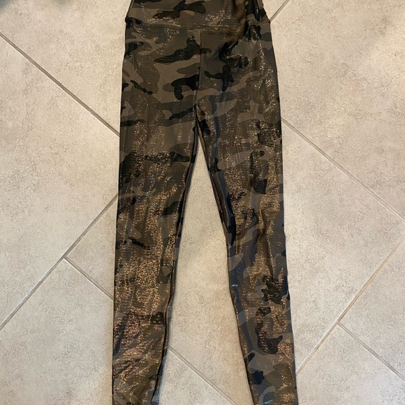Fabulous camo leggings - Picture 1 of 3